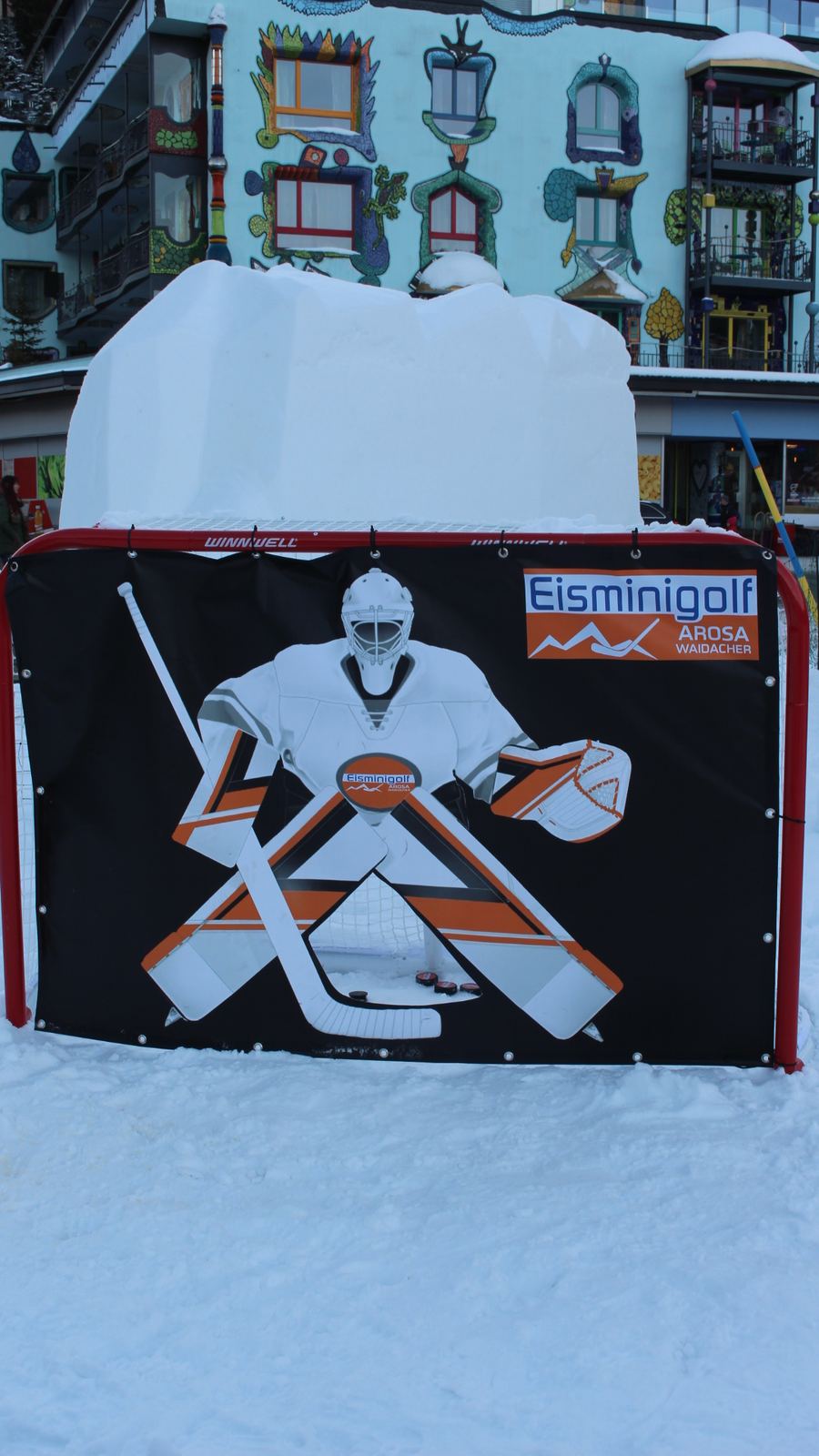 Torwand mit Goalie-Motiv und Eisminigolf-Logo
