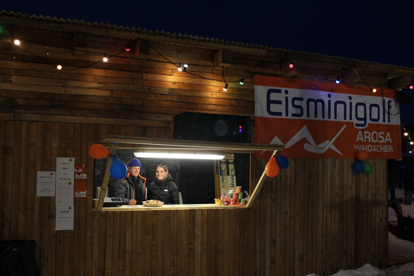 Die Eisminigolf-Bar am Abend mit Lichterkette