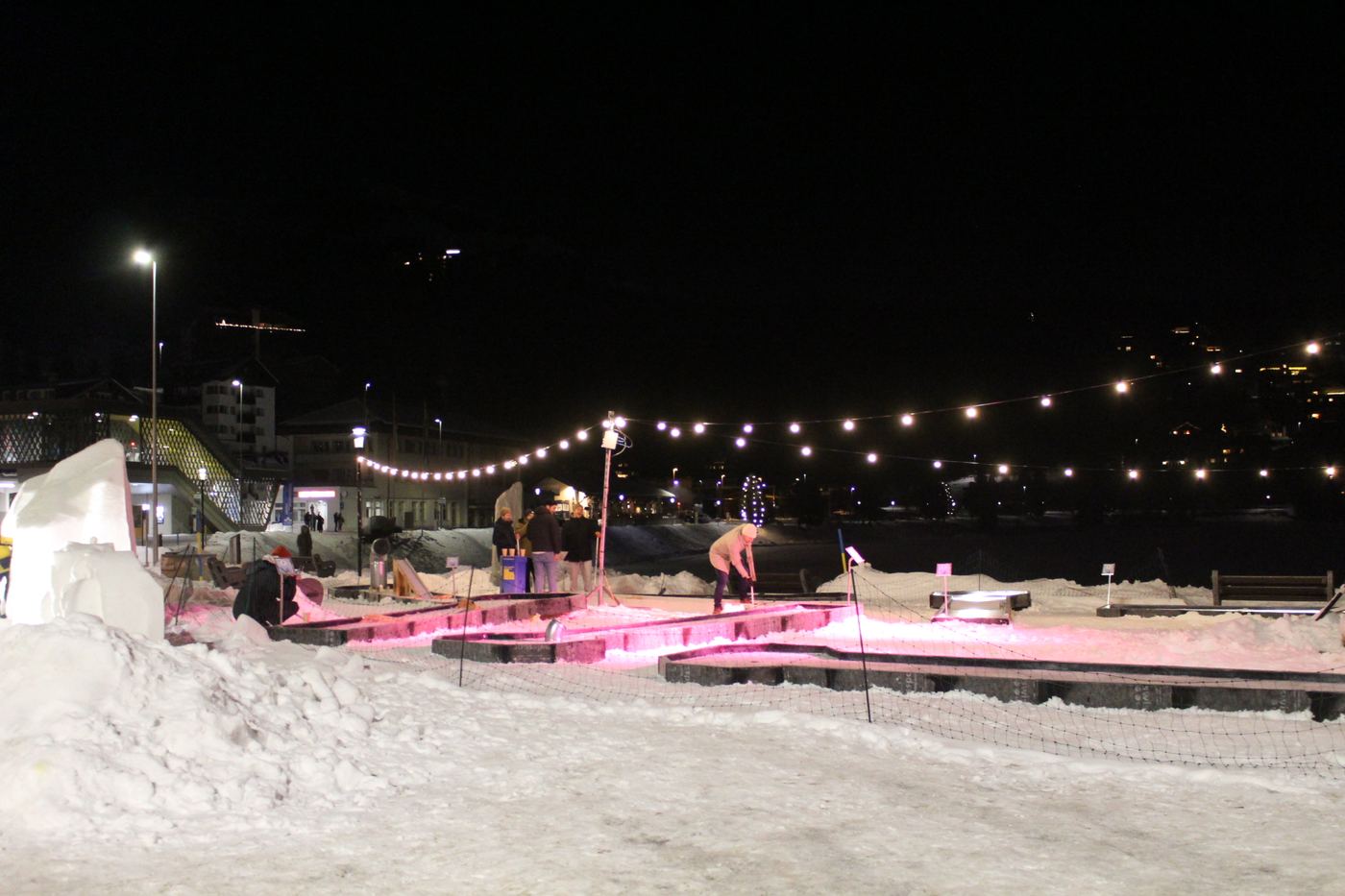 Die beleuchtete Eisminigolf-Anlage am Abend mit Lichterketten