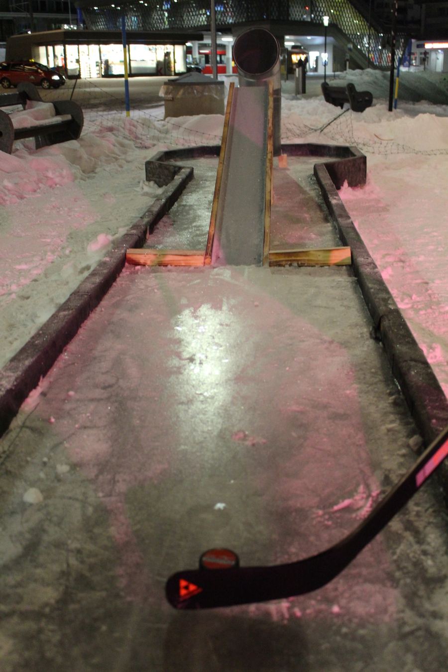 Bahn mit Rampe aus Holz und Metall am Abend